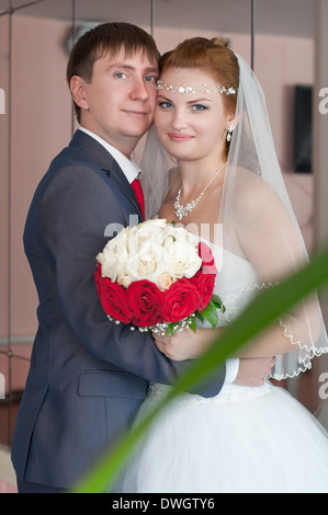 schöne und glückliche Brautpaar stehen mit einander in der Nähe Stockfoto