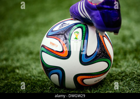 Fuß des Fußballspielers auf Brazuca, Offizieller Spielball der FIFA-Weltmeisterschaft Brasilien 2014 Stockfoto