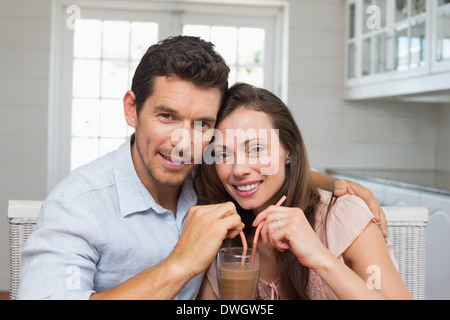 Junges Liebespaar teilen einen drink Stockfoto