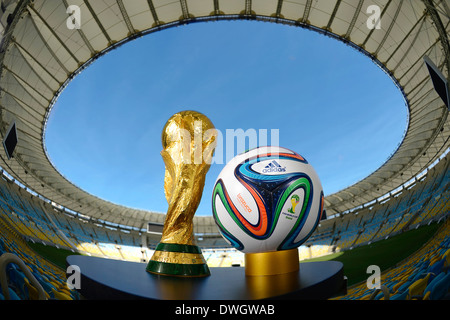 Brazuca, Offizieller Spielball der FIFA-Weltmeisterschaft Brasilien 2014 und WM-Pokal im Maracana-Stadion Stockfoto