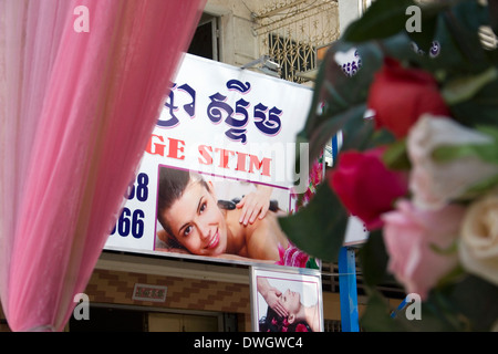 Ein Blumenarrangement synthetische Blumen ist ein Hochzeitszelt in der Nähe ein Massagesalon in Kampong Cham, Kambodscha beigefügt. Stockfoto