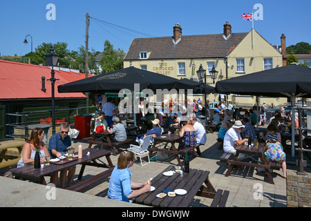 Kunden an einem heißen Sommertag im Essex England UK auf der Strandpromenade von Leigh on Sea neben der Themsenmündung an Tischen am Wasser im Freien Stockfoto