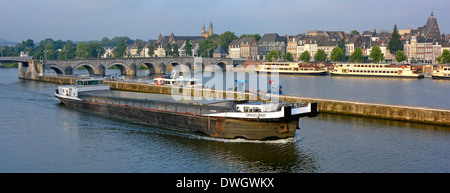 Maastricht kommerzieller Transport auf dem Fluss Maas (Fluss Maas) Motorkahn fährt entlang eines speziellen Kanals vorbei an urbaner Landschaft und Tour Boot Anlegestellen Stockfoto