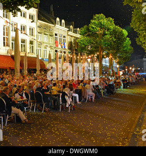 Maastricht City Vrijthof Square in Freiluftrestaurants für André Rieu & Orchester, die am Sommerabend ein Konzert im Freien mit Flutlicht in der EU aufführen Stockfoto