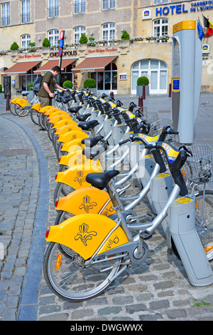 Abholer einen Zyklus bei einem Villo mieten eine Fahrrad-docking-Station voller Fahrräder zu mieten außerhalb Best Western Hotel Stockfoto