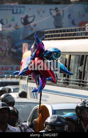 Bailey Road, Patna, Bihar, Indien, 8. März 2014. Frau Verkauf Spielzeug bei Street am internationalen Frauentag.  Foto von Rupa Ghosh/Alamy Live-Nachrichten. Stockfoto