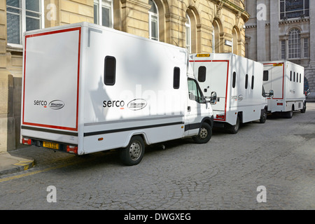 Drei Joint Venture Serco Wincanton Gefangenen Transport Transporter vor hinteren Gerichtsgebäude Eingang zur Stadt von London Magistrates Court geparkt Stockfoto