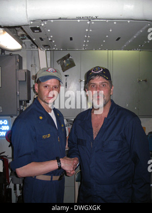 Maersk Alabama Kapitän Richard Phillips Dank Lt. CMdR David Fowler, Executive Officer der USS Bainbridge nach der erfolgreichen Rettung der Kapitän Richard Phillips 13. April 2009 im Indischen Ozean. Phillips war für fünf Tage nach einem gescheiterten Entführung Versuch vor der Küste Somalias von Verdacht Somalische Piraten im Rettungsboot gefangen gehalten. Stockfoto