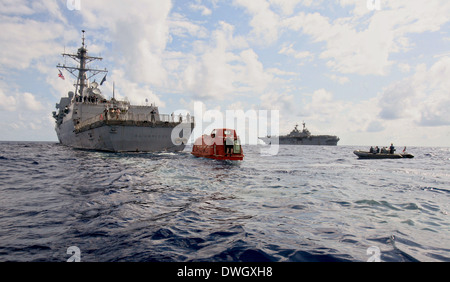 UNS geführte Flugkörper Navy Zerstörer USS Bainbridge schleppt das Rettungsboot der Maersk Alabama für Nachweise nach der erfolgreichen Rettung der Kapitän Richard Phillips 13. April 2009 im Indischen Ozean verarbeitet werden. Phillips war für fünf Tage nach einem gescheiterten Entführung Versuch vor der Küste Somalias von Verdacht Somalische Piraten im Rettungsboot gefangen gehalten. Stockfoto