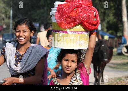 Bailey Road, Patna, Bihar, Indien, 8. März 2014. Frauen tragen nationale Kleidung für Waschen bei Street am internationalen Frauentag.  Foto von Rupa Ghosh/Alamy Live-Nachrichten. Stockfoto