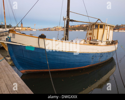 Abends Blick auf kleine Boote vertäut am Norr Mälarstrand, Kungsholmen, Zentrum von Stockholm, Schweden. Stockfoto