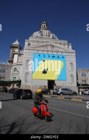 Rom, Italien. 7. März 2014. IPhone Plakat auf der Gran Madre di Dio-Kirche im Bereich Ponte Milvio-sehr zum Leidwesen der Anwohner Credit: Gari Wyn Williams / Alamy Live News Stockfoto