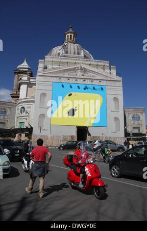 Rom, Italien. 7. März 2014. IPhone Plakat auf der Gran Madre di Dio-Kirche im Bereich Ponte Milvio-sehr zum Leidwesen der Anwohner Credit: Gari Wyn Williams / Alamy Live News Stockfoto