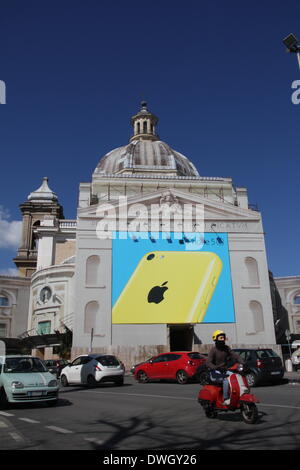 Rom, Italien. 7. März 2014. IPhone Plakat auf der Gran Madre di Dio-Kirche im Bereich Ponte Milvio-sehr zum Leidwesen der Anwohner Credit: Gari Wyn Williams / Alamy Live News Stockfoto