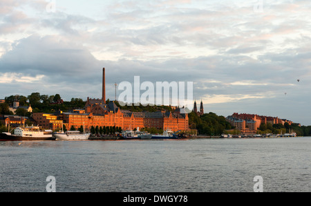 Ansicht des Münchenbryggeriet ("Die Münchner Brauerei") Konferenzzentrum, Södermalm, Stockholm, Schweden. Von Riddarholmen, Abend gesehen. Stockfoto