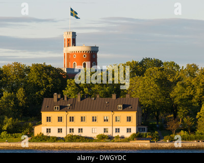 Abendlicher Blick von der kleinen Insel Kastellholmen, mit seiner kleinen Burg (1848), von Stadsgården, Södermalm gesehen. Stockfoto
