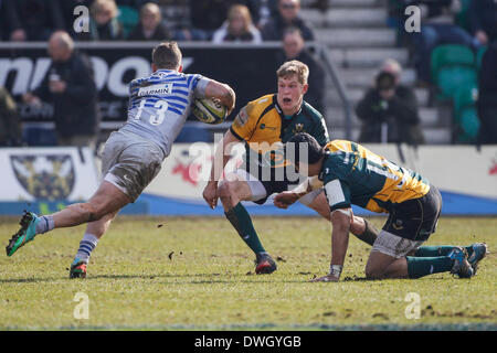 Northampton, UK. 8. März 2014. Tim STREATHER Sarazenen am ball als Tom STEPHENSON von Northampton Saints bereitet Bewältigung während der LV = Cup-Halbfinale zwischen Northampton Saints und Sarazenen in Franklins Gardens. Bildnachweis: Aktion Plus Sport/Alamy Live-Nachrichten Stockfoto