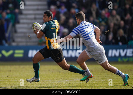 Northampton, UK. 8. März 2014. Ken PISI von Northampton Saints auf den ball während der LV = Cup-Halbfinale zwischen Northampton Saints und Sarazenen in Franklins Gardens. Bildnachweis: Aktion Plus Sport/Alamy Live-Nachrichten Stockfoto