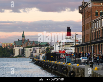 Blick nach Osten auf Södermalm, von außerhalb der Fotografie-Museum von Stockholm Fotografiska Ansicht.  Viking Line Fähre wird gesehen. Stockfoto