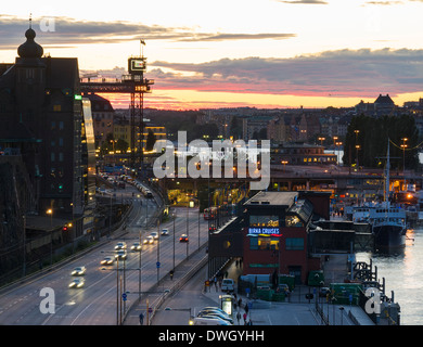 Ansicht von Slussen und Katarina Aufzug (Katarinahissen) Abend. Stockfoto