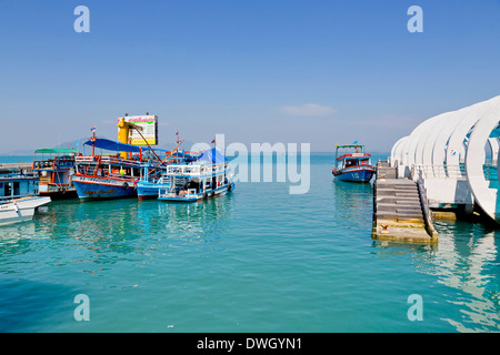 Fähren an Nadan Pier auf Ko Samet Insel, Thailand Stockfoto