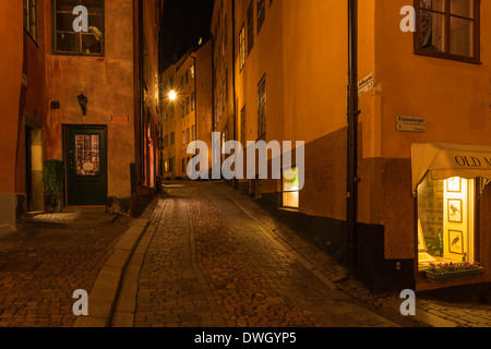 Abends Blick auf Bollhusgränd, eine schmale gepflasterte Gasse in, Gamla Stan, die Altstadt von Stockholm, Schweden. Stockfoto