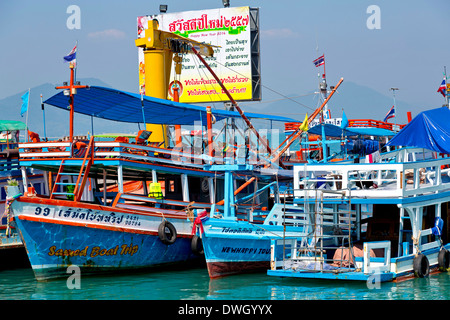 Fähren an Nadan Pier auf Ko Samet Insel, Thailand Stockfoto