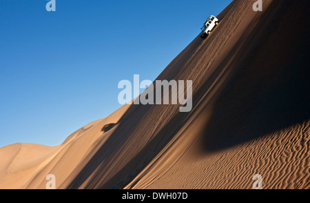 Fahren in den Dünen der Namib-Wüste in der Nähe von Sandwich Bay an der Küste Namibias Stockfoto
