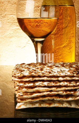 Still-Leben mit Wein und Matzoh (jüdische Pessach Brot) Stockfoto