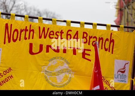 York, UK. 8. März 2014. Vereinen Sie Union Northwest 64 Branch Flag wird während der TUC Protestmarsch am 8. März 2014 durch die Straßen von York vorgeführt.  Zeitgleich mit der Liberal Democrats Konferenz im Barbican Centre, York zusammen. Bildnachweis: Alan Walmsley/Alamy Live-Nachrichten Stockfoto