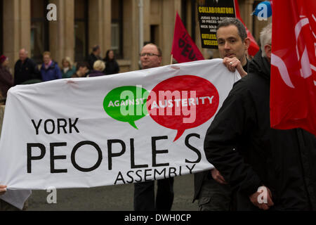 York, UK. 8. März 2014. York Völker Assembly gegen Sparmaßnahmen Flagge während der TUC Protestmarsch am 8. März 2014 durch die Straßen von York vorgeführt wird.  Zeitgleich mit der Liberal Democrats Konferenz im Barbican Centre, York zusammen. Bildnachweis: Alan Walmsley/Alamy Live-Nachrichten Stockfoto