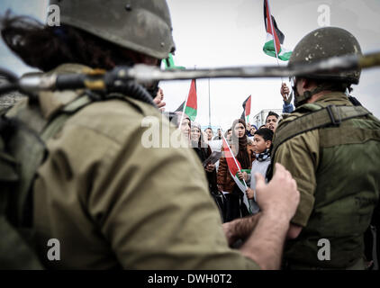 Ramallah, Palästinensische Gebiete. 8. Februar 2014. Palästinensische Frauen nehmen Teil an einer Demonstration anlässlich den internationalen Frau Tag am Hawara israelischen Checkpoint nahe Nablus im Westjordanland am 8. März 2014. Bildnachweis: Ahmad Talat/NurPhoto/ZUMAPRESS.com/Alamy Live-Nachrichten Stockfoto