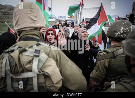 Ramallah, Palästinensische Gebiete. 8. Februar 2014. Palästinensische Frauen nehmen Teil an einer Demonstration anlässlich den internationalen Frau Tag am Hawara israelischen Checkpoint nahe Nablus im Westjordanland am 8. März 2014. Bildnachweis: Ahmad Talat/NurPhoto/ZUMAPRESS.com/Alamy Live-Nachrichten Stockfoto