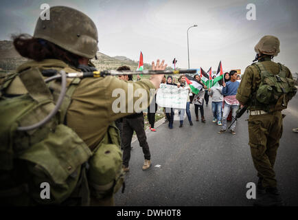 Ramallah, Palästinensische Gebiete. 8. Februar 2014. Palästinensische Frauen nehmen Teil an einer Demonstration anlässlich den internationalen Frau Tag am Hawara israelischen Checkpoint nahe Nablus im Westjordanland am 8. März 2014. Bildnachweis: Ahmad Talat/NurPhoto/ZUMAPRESS.com/Alamy Live-Nachrichten Stockfoto