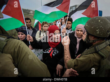 Ramallah, Palästinensische Gebiete. 8. Februar 2014. Palästinensische Frauen nehmen Teil an einer Demonstration anlässlich den internationalen Frau Tag am Hawara israelischen Checkpoint nahe Nablus im Westjordanland am 8. März 2014. Bildnachweis: Ahmad Talat/NurPhoto/ZUMAPRESS.com/Alamy Live-Nachrichten Stockfoto