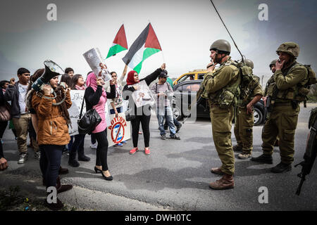 Ramallah, Palästinensische Gebiete. 8. Februar 2014. Palästinensische Frauen nehmen Teil an einer Demonstration anlässlich den internationalen Frau Tag am Hawara israelischen Checkpoint nahe Nablus im Westjordanland am 8. März 2014. Bildnachweis: Ahmad Talat/NurPhoto/ZUMAPRESS.com/Alamy Live-Nachrichten Stockfoto