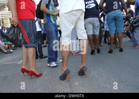 Windhoek, Namibia. 8. März 2014. Männer tragen High Heels teilnehmen an einer Demonstration zu sexualisierter Gewalt in Windhoek zu protestieren. Dutzende Männer High Heels tragen nahm an der "Männer-Marsch zu stoppen Geschlecht basiertes Gewalt & Leidenschaft töten in Namibia" in der namibischen Hauptstadt Windhoek am Samstag. Der Marsch soll die Welle von tödlichen Verbrechen und Gewalt gegen namibischen Frauen seit Anfang dieses Jahres zu protestieren, während dessen Zeitraum mehr als zehn Frauen von ihren männlichen Partnern in dem südwestlichen afrikanischen Land mit einer Bevölkerung von 2 Millionen getötet wurden. Bildnachweis: Xinhua/Alamy Live-Nachrichten Stockfoto