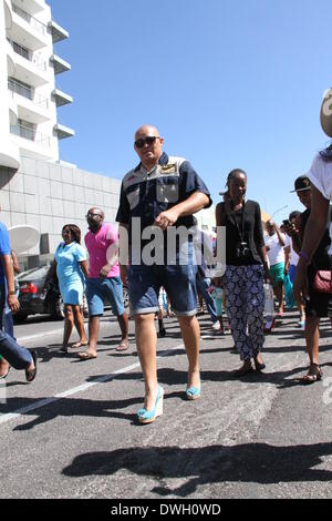 Windhoek, Namibia. 8. März 2014. Ein Mann trägt High Heels beteiligt sich an einer Demonstration zu sexualisierter Gewalt in Windhoek zu protestieren. Dutzende Männer High Heels tragen nahm an der "Männer-Marsch zu stoppen Geschlecht basiertes Gewalt & Leidenschaft töten in Namibia" in der namibischen Hauptstadt Windhoek am Samstag. Der Marsch soll die Welle von tödlichen Verbrechen und Gewalt gegen namibischen Frauen seit Anfang dieses Jahres zu protestieren, während der Periode mehr als zehn Frauen von ihren männlichen Partnern in dem südwestlichen afrikanischen Land mit einer Bevölkerung von zwei Millio Credit getötet wurden: Xinhua/Alamy Live News Stockfoto