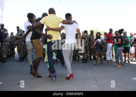 Windhoek, Namibia. 8. März 2014. Mehrere Männer High Heels tragen posieren für ein Gruppenfoto während eines Marsches zu sexualisierter Gewalt in Windhoek zu protestieren. Dutzende Männer High Heels tragen nahm an der "Männer-Marsch zu stoppen Geschlecht basiertes Gewalt & Leidenschaft töten in Namibia" in der namibischen Hauptstadt Windhoek am Samstag. Der Marsch soll die Welle von tödlichen Verbrechen und Gewalt gegen namibischen Frauen seit Anfang dieses Jahres protestieren in dem Zeitraum mehr als zehn Frauen, von ihren männlichen Partnern im südwestlichen afrikanischen Land mit einer Bevölkerung Credit getötet wurden: Xinhua/Alamy Live News Stockfoto