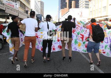 Windhoek, Namibia. 8. März 2014. Männer tragen High Heels teilnehmen an einer Demonstration zu sexualisierter Gewalt in Windhoek zu protestieren. Dutzende Männer High Heels tragen nahm an der "Männer-Marsch zu stoppen Geschlecht basiertes Gewalt & Leidenschaft töten in Namibia" in der namibischen Hauptstadt Windhoek am Samstag. Der Marsch soll die Welle von tödlichen Verbrechen und Gewalt gegen namibischen Frauen seit Anfang dieses Jahres zu protestieren, während dessen Zeitraum mehr als zehn Frauen von ihren männlichen Partnern in dem südwestlichen afrikanischen Land mit einer Bevölkerung von 2 Millionen getötet wurden. Bildnachweis: Xinhua/Alamy Live-Nachrichten Stockfoto