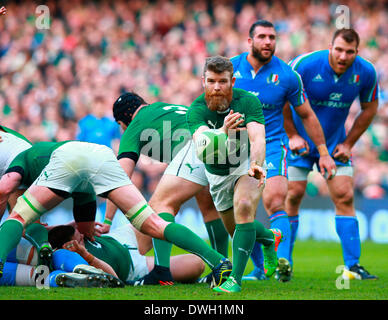 Dublin, Irland. 8. März 2014. Gordon d ' Arcy (Irland) fungiert als Scrum-Hälfte und übergibt sie den Ball während des Spiels RBS 6 Nations zwischen Irland und Italien im Aviva Stadium Dublin Credit: Action Plus Sport/Alamy Live News Stockfoto