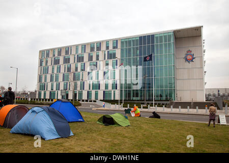 8. März 2014 Manchester. Fracking Demonstranten Camp außerhalb GMP HQ. Einige Ameisen-Fracking-Demonstranten, daran gehindert, durch die Kautionsbedingungen demonstrieren auf der IGAS explorative Bohrstelle auf Barton-Moos-Straße, Eccles, Salford, haben ein Lager gegenüber dem größeren Manchester Polizeipräsidium in Northampton Road eingerichtet. Banner seit entfaltet die behaupten Polizei sind brutal, gewalttätig und korrupte und auch als "Privatarmee" iGas, die Durchführung der Aufschlussbohrung Gesellschaft. Bildnachweis: Mar Photographics/Alamy Live-Nachrichten Stockfoto