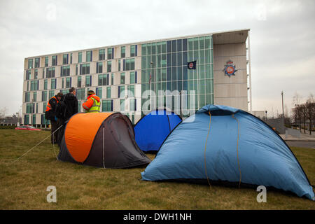 8. März 2014 Manchester. Fracking Demonstranten Camp außerhalb GMP HQ. Einige Ameisen-Fracking-Demonstranten, daran gehindert, durch die Kautionsbedingungen demonstrieren auf der IGAS explorative Bohrstelle auf Barton-Moos-Straße, Eccles, Salford, haben ein Lager gegenüber dem größeren Manchester Polizeipräsidium in Northampton Road eingerichtet. Banner seit entfaltet die behaupten Polizei sind brutal, gewalttätig und korrupte und auch als "Privatarmee" iGas, die Durchführung der Aufschlussbohrung Gesellschaft. Bildnachweis: Mar Photographics/Alamy Live-Nachrichten Stockfoto