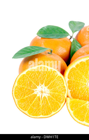 Mandarin-Orangen isoliert auf weißem Hintergrund. Stockfoto