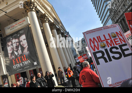 Haymarket, London, UK. 8. März 2014. Frauen, die Banner auf die "Millionen Frauen Rise" Protestmarsch durch central London. Bildnachweis: Matthew Chattle/Alamy Live-Nachrichten Stockfoto