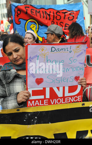 Oxford Street, London, UK. 8. März 2014. Frauen beteiligen sich Millionen Frauen steigen Protestmarsch gegen die Gewalt gegen Frauen. Bildnachweis: Matthew Chattle/Alamy Live-Nachrichten Stockfoto