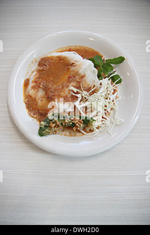 Curry Chicken Nudeln (KHANOM CHIN) mit Gemüse. Stockfoto