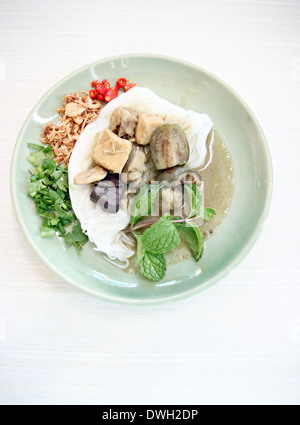 Curry Chicken Nudeln (KHANOM CHIN) mit Gemüse. Stockfoto