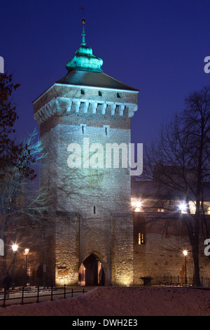 Der Turm von St. Florian Tor, einer der Eingänge in der mittelalterlichen Altstadt von Krakau in Polen Stockfoto