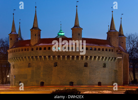 Die Barbican ist eine kreisförmige Bastion im Jahre 1498 erbaut und ursprünglich umgeben von einem Wassergraben - Krakau - Polen Stockfoto